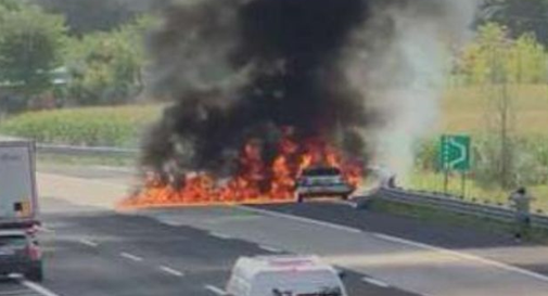 Auto in fiamme lungo il Passante di Mestre