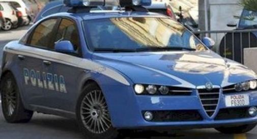 Mamma e figlia abbracciate a letto poco vestite: padre chiama il 113