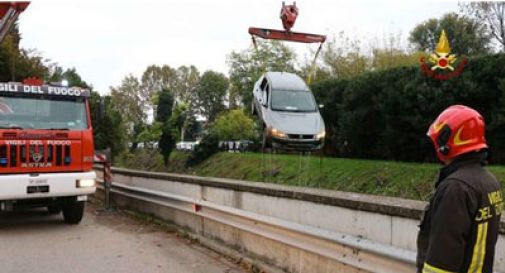 Tampona un auto che finisce dentro un torrente e scappa, caccia al pirata della strada