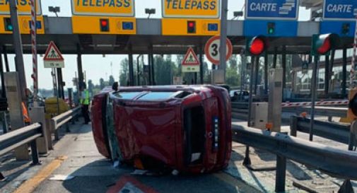 Incidente all'ingresso del casello: auto si rovescia