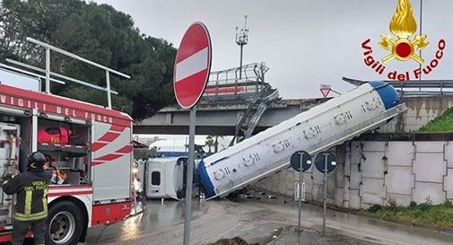 Camion-cisterna precipita dal cavalcavia