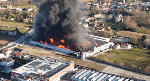 Incendio distrugge mobilificio, fumo anche su Meduna e Motta