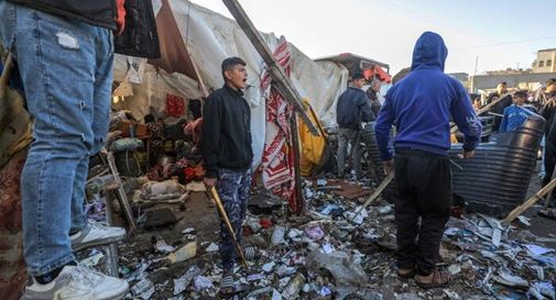 Raid di Israele su Gaza, colpita una tenda di sfollati, 14 morti