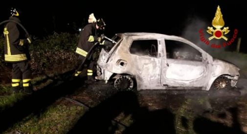 Paura nella notte: un'altra auto a fuoco nel trevigiano