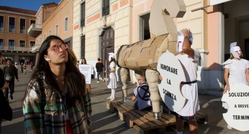 Attivisti di Extinction Rebellion 'scalano' il palazzo della Regione