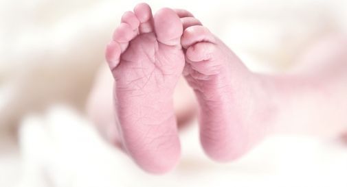 Bambino di pochi mesi muore a letto, ipotesi morte bianca 