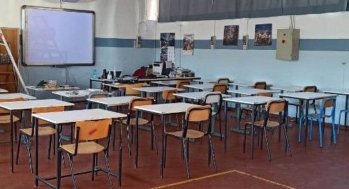 Alla scuola Opera Monte Grappa 110 mila euro risparmiati: “I banchi monoposto ce li siamo fatti noi”