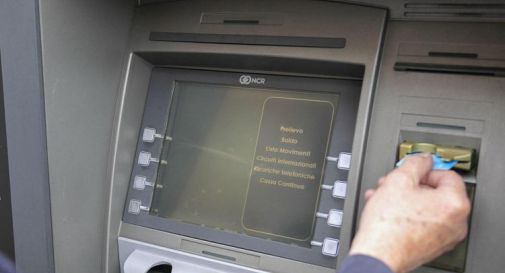 Bancomat 'regala' banconote da 50 euro al posto di quelle da 20: cosa è successo