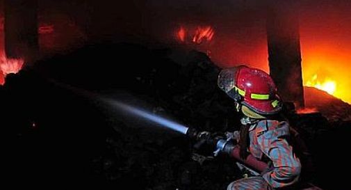 Oltre 100 morti a Bangladesh per incendio in fabbrica di vestiti