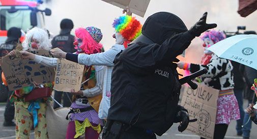 Guerriglia a Francoforte contro la nuova sede della Bce