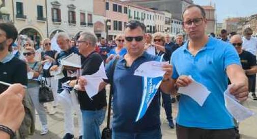 Crisi energetica, i commercianti stracciano le bollette in piazza 