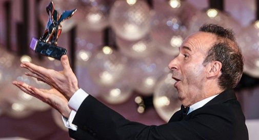 Roberto Benigni ritira il Leone d'oro alla carriera alla mostra del cinema di Venezia