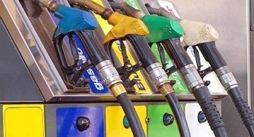 Pieno sempre più 'leggero', nuova pioggia di ribassi per i carburanti