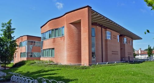 Perdita dal rubinetto, crolla il soffitto in biblioteca