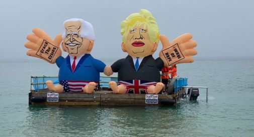 G7, i gonfiabili di Biden e Johnson: la protesta arriva via mare