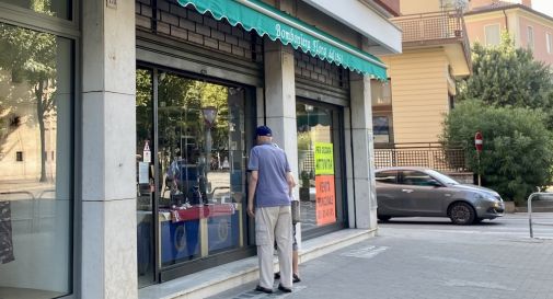 Cala la saracinesca dopo 61 anni sul negozio Bomboniera Flora