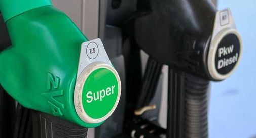 Benzina, prezzi alle stelle: in autostrada raggiunti i 2,4 euro al litro