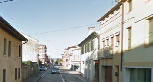 Donna si spoglia e si getta dal quinto piano in centro a Castelfranco