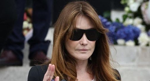 Carla Bruni verso l'incriminazione, sospetti pesantissimi per la campagna 'Sauver Sarko'