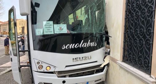 il bus finito contro la casa a Motta