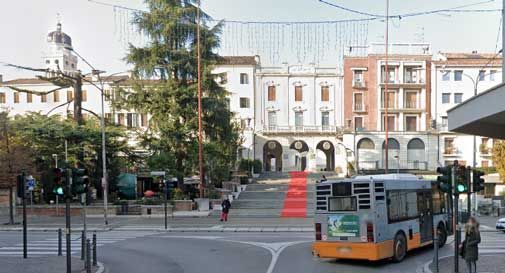 Conegliano, semina il caos in centro e aggredisce la Polizia