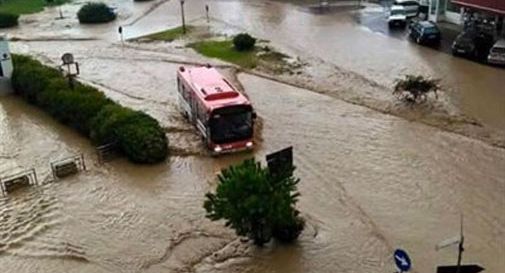 Alluvione in Calabria, strade invase dal fango. In 10mila senza luce