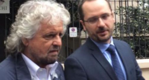 Beppe Grillo alla camera ardente per salutare l'amico Casaleggio