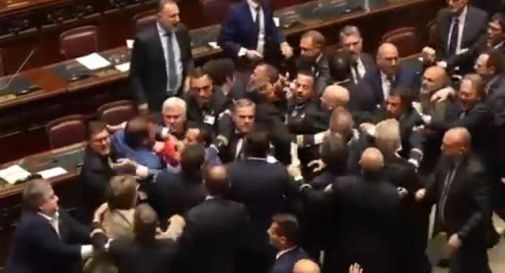 Autonomia, opposizione canta 'Bella ciao' e grida: 