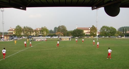 Meduna, guerra di striscioni