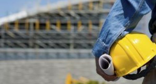 Operaio non pagato demolisce cantiere in cui lavora  