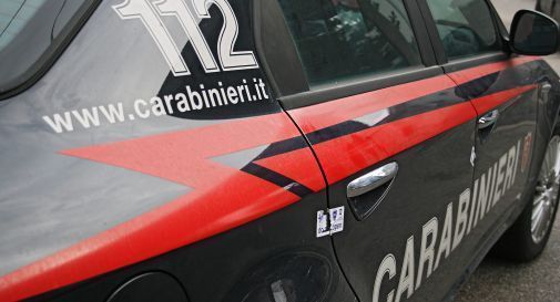 Aveva in auto una ventina di confezioni di profumi con marchio falso