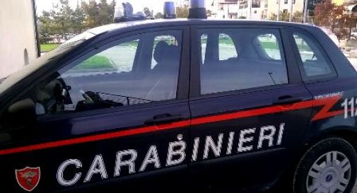 Donna armata di coltello rapina un supermercato