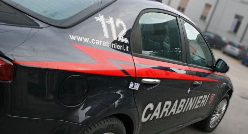 Non se ne va, arrivano i Carabinieri