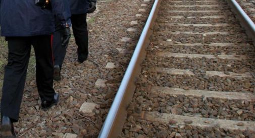 Attraversano i binari e vengono travolti da un treno: morti quattro giovani