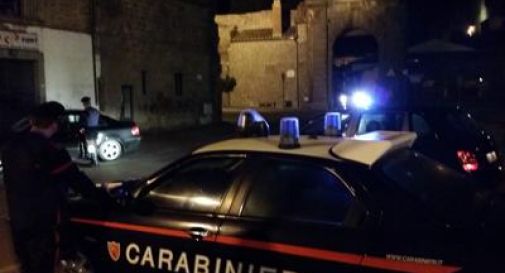 Scopre che l'amico è morto in un incidente, corre a svaligiargli la casa