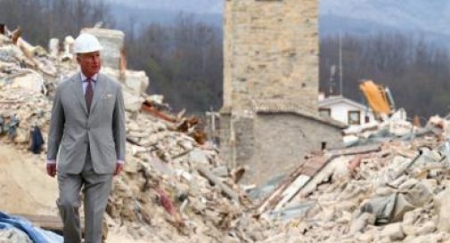 Amatrice, il principe Carlo tra le macerie del sisma