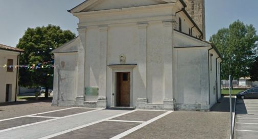 Asolo, colpita alla testa da un pezzo di ferro caduto dalla facciata della chiesa