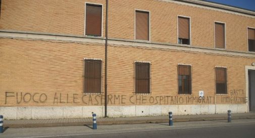 Scritte alla Serena: “Fuoco a caserme che ospitano immigrati”