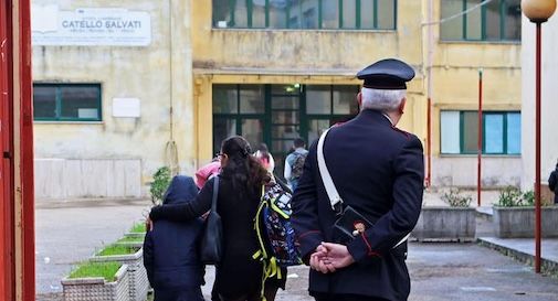 Abusi su alunni, arrestata prof picchiata a scuola