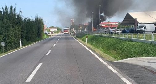 Incendio devasta furgone frigo a Quinto di Treviso