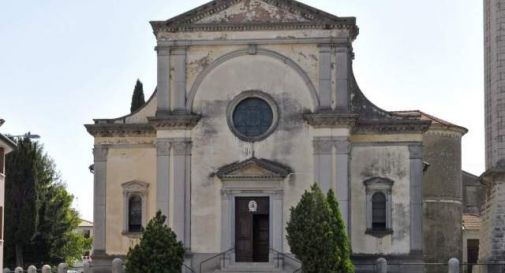 Non è in sé e sale sulla chiesa di Pederobba, salvato dai pompieri