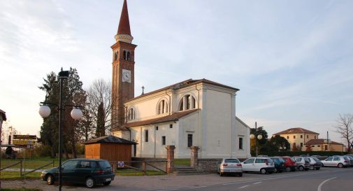 Aggredisce il parroco e tenta di rapinarlo