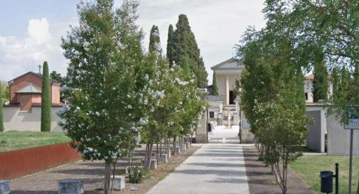 Incastrato nella recinzione del cimitero nel cuore della notte: scattano i soccorsi