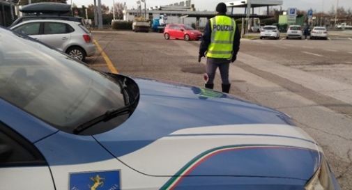 Neopatentato brillo fugge all'alt della Polizia, -43 punti sulla patente