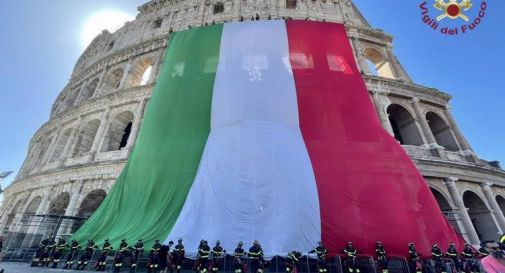 2 giugno, i vigili del fuoco vestono il Colosseo con il tricolore