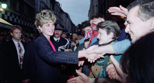 Le carte segrete funerali lady D, Buckingham Palace non voleva che Elton John cantasse