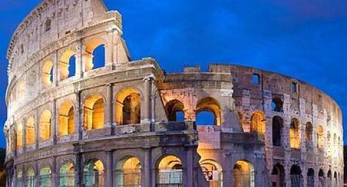 Colosseo, luci spente per i due marò