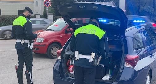 Refrontolo, auto esce di strada e finisce contro il guard rail