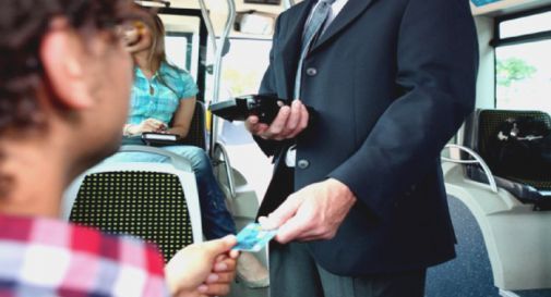 Controllore aggredito sull’autobus