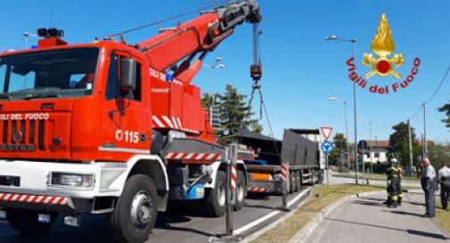 Camion bloccato da una trave in acciaio a Codognè